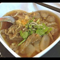 ก๋วยเตี๋ยวเนื้อรวมจั้มโบ้