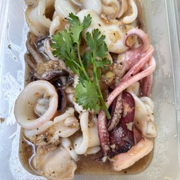ปลาหมึกทอดกระเทียมกับข้าว