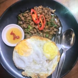 กระเพราเนื้อสับ+ไข่ดาว ราดข้าว