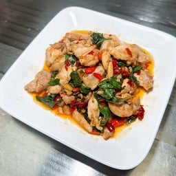 ผัดกะเพราไก่ชิ้น