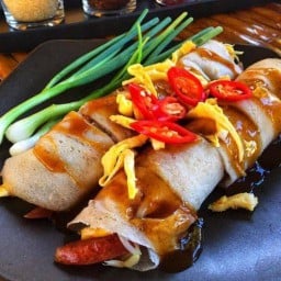 หอเจี๊ยะ ต้มเลือดหมู ปอเปี๊ยะสด หมูกรอบ มฟล.