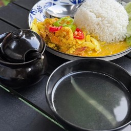 ข้าวราดกระหรี่ หมูไก่ รวมมิตรทะเล