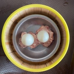 หมูปั้นหน้าไข่นกกระทา