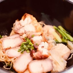 บะหมี่เกี้ยวรวมแห้งหมูเเดงหมูกรอบ