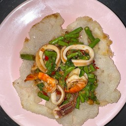 เส้นกรอบผัดกะเพรา