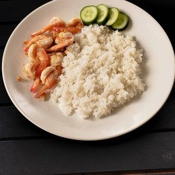 กุ้งทอดกระเทียมพริกไทยราดข้าว