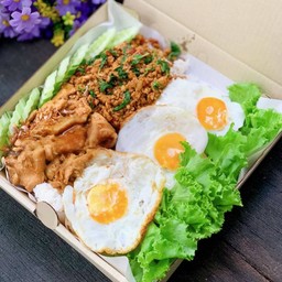 ข้าวกะเพราหมูสับ+ชิ้นกระเทียมไข่ดาว2ฟอง(XL)