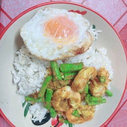 ผัดเครื่องแกงกุ้งราดข้าวไข่ดาว