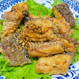 เนื้อปลากะพงทอดกระเทียม