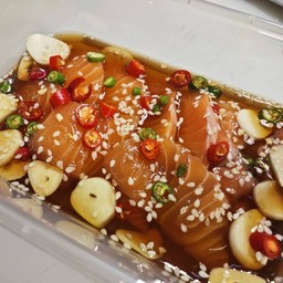 แซลมอนดองน้ำปลากวน พร้อมน้ำจิ้มซีฟู้ด