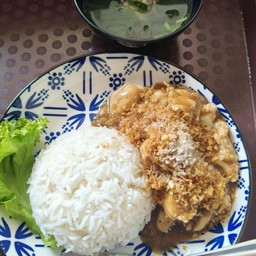 ข้าวไก่ทอดกระเทียมพริกไทย