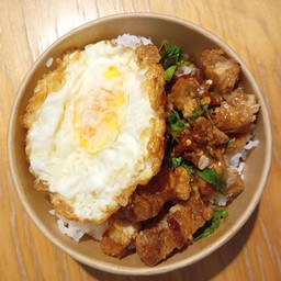ข้าวกะเพราหมูกรอบไข่ดาว