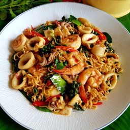 [อร่อยซ่ากับโค้ก] มาม่าผัดขี้เมาทะเล +  โค้ก ออริจินัล (ขวด)