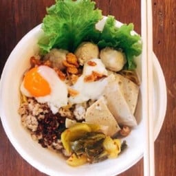 ก๋วยเตี๋ยวเส้นคลุก แยกวุ่นวาย