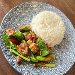 ข้าวคะน้าหมูกรอบ