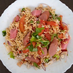 ยำมาม่าไส้กรอกหมูสับ