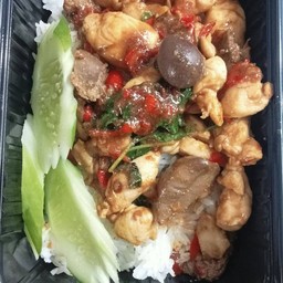 ข้าวกะเพราไก่เครื่องใน