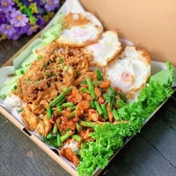 ข้าวหมูชิ้นกระเทียม+ พริกแกงหมูชิ้น+ไข่ดาว2ฟอง(XL)