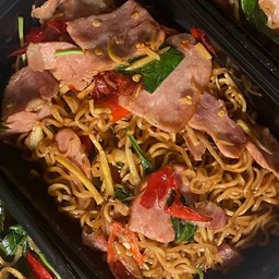 มาม่าผัดขี้เมาเบค่อน (มาม่า 2 ซอง)