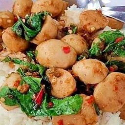 ข้าวกะเพราลูกชิ้นหมู
