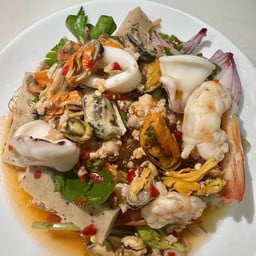 ยำเส้นแก้วรวมมิตร กรุบกรึบ (วันนี้หอยแมลงภู่หมด เพิ่มเป็นหมูสับให้แทนนะคะ)
