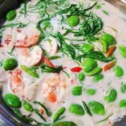 ต้มกะทิหน่อไม้กุ้งสด (มีชะอม/สะตอ )