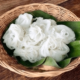 ธงชัยเมี่ยงปลาเผา หน้าอำเภอจอมบึง ราชบุรี