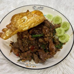 ข้าวกะเพราเครื่องในไก่