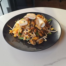ผัดไทย วุ้นเส้น หอย ปลาหมึก Mussels+Squid Pad Thai with Glass Noodles