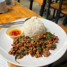 กระเพราราดข้าว