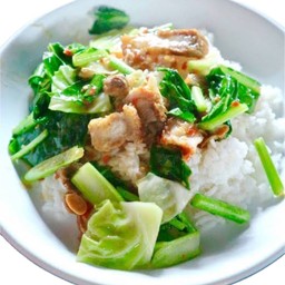 ข้าวคะน้าหมูกรอบ
