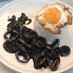 ข้าวผัดกระเพราหมึกดำไข่ดาว