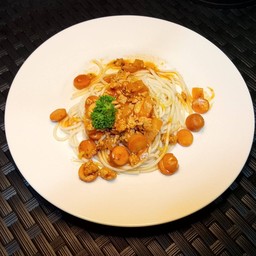 สปาเก็ตตี้ซอสหมูและไส้กรอก