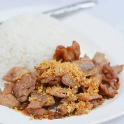 ข้าวหมูกระเทียม