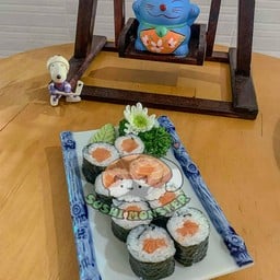 Salmon Maki แซลม่อน มากิ (8pcs.)