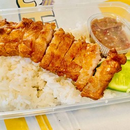 ข้าวหมูสามชั้นทอดน้ำปลา