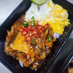 ข้าวไข่ขยี้ปลากระป๋อง