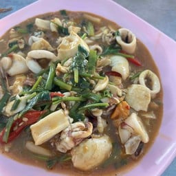 ปลาหมึกผัดไข่เค็ม(กับข้าวนะค่ะ)