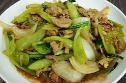 หมูชิ้นผัดพริก ราดข้าว