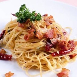 สปาเก็ตตี้ผัดพริกแห้งเบคอน