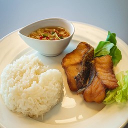 ข้าวปลากะพงทอดน้ำปลา