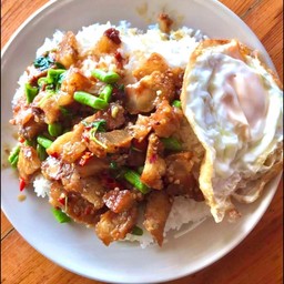 ผัดกะเพราหมูกรอบ