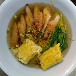 บะหมี่หมูแดง เกี๊ยวยักษ์น้ำ