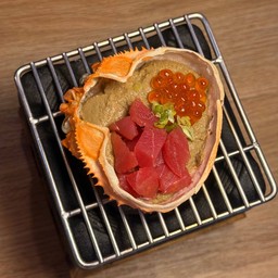 มันปูญี่ปุ่นเข้มข้นเสิร์ฟพร้อมทูน่าและไข่ปลาแซลมอน