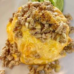 ข้าวไข่ข้น ราดหมูสับกระเทียม