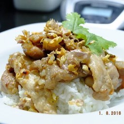 ข้าวราดผัดกระเทียมพริกไทย,หมู