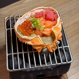 มันปูญี่ปุ่นเสิร์ฟพร้อมทูน่าแซลมอนและไข่ปลาแซลมอน