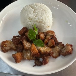 ข้าวหมูทอดผัดน้ำปลา