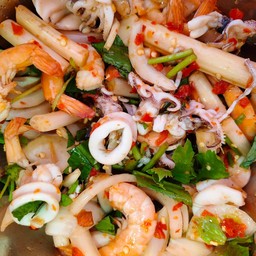 ยำไหลบัวทะเล(กุ้งลวก+หมึกลวก)