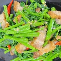 ผัดผักบุ้งหมูกรอบ